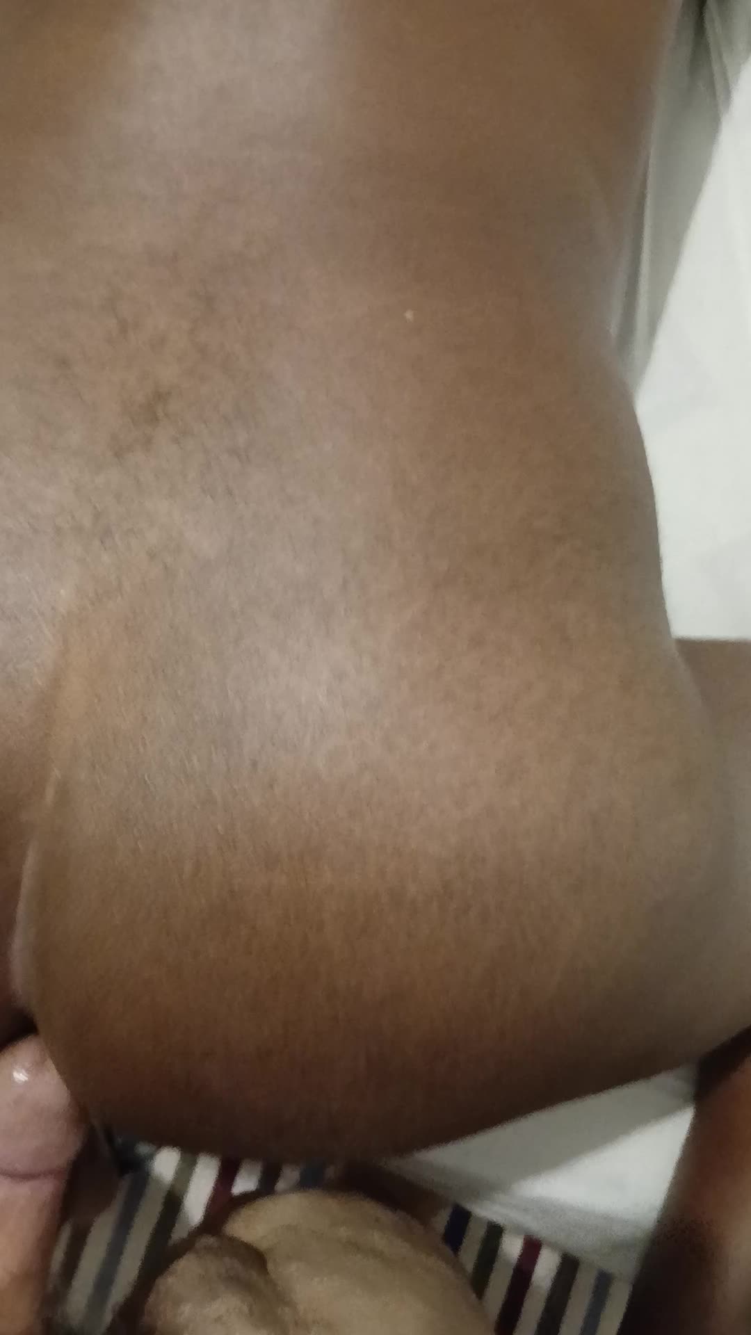 Cena sensual com fetiches anal e penetração
