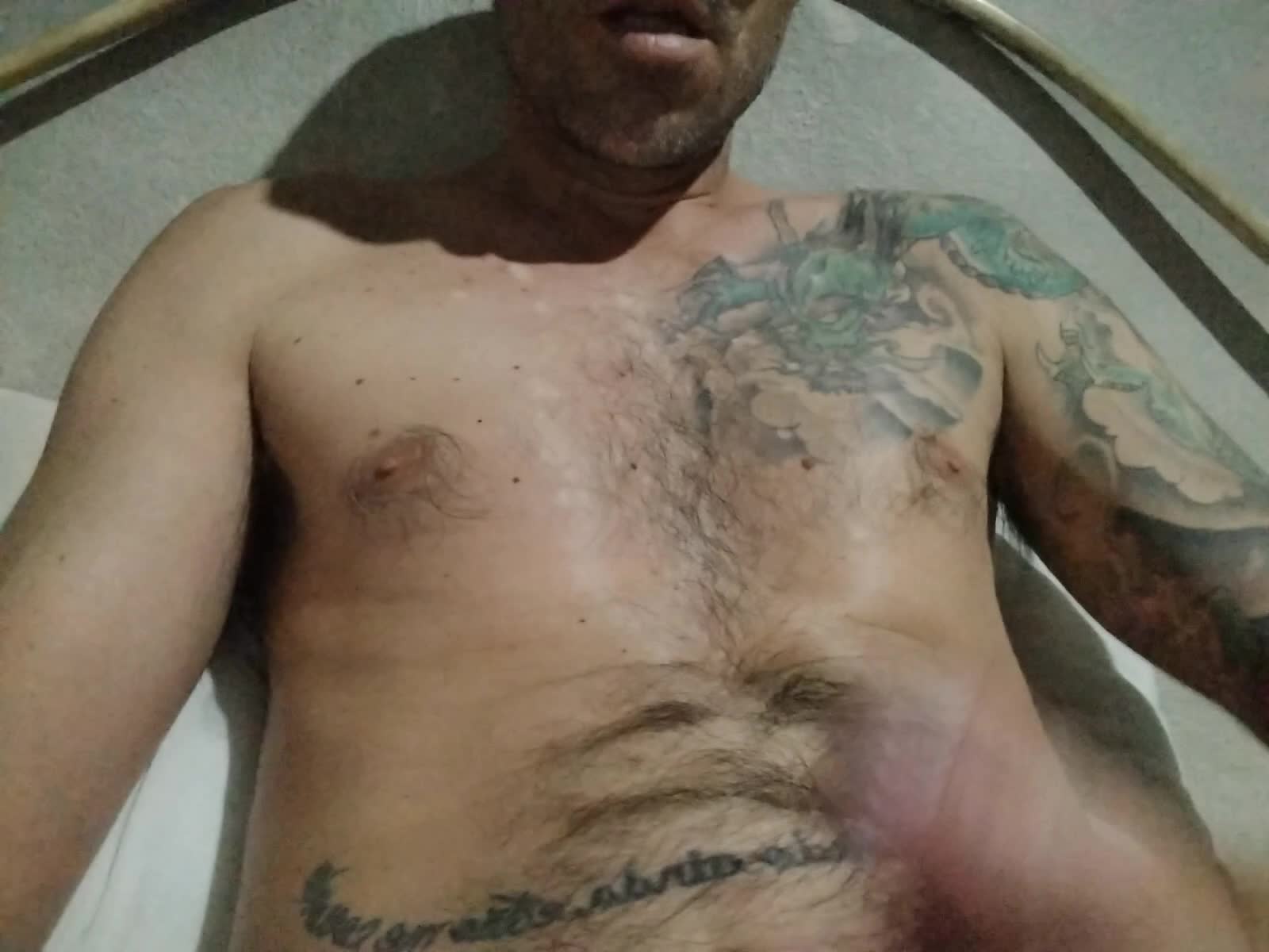Masturbação sensual de homem tatuado