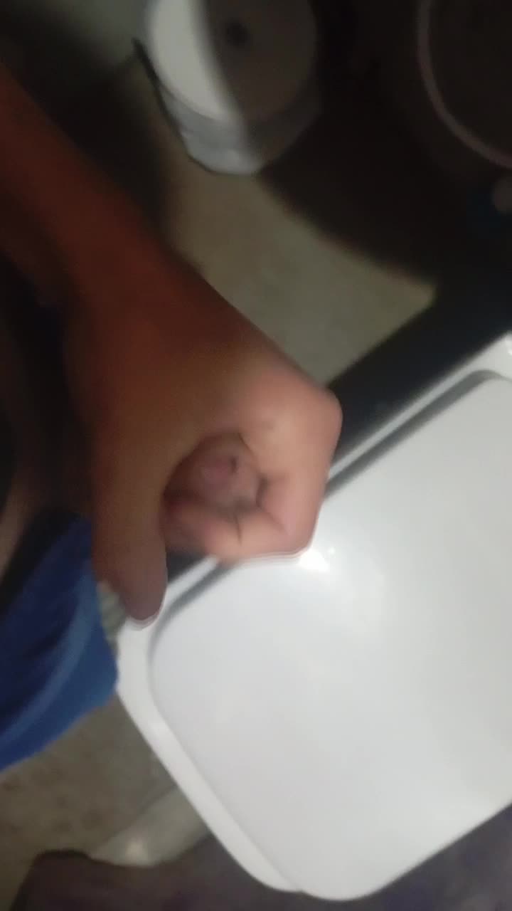 Masturbação sensual com pegada no pênis