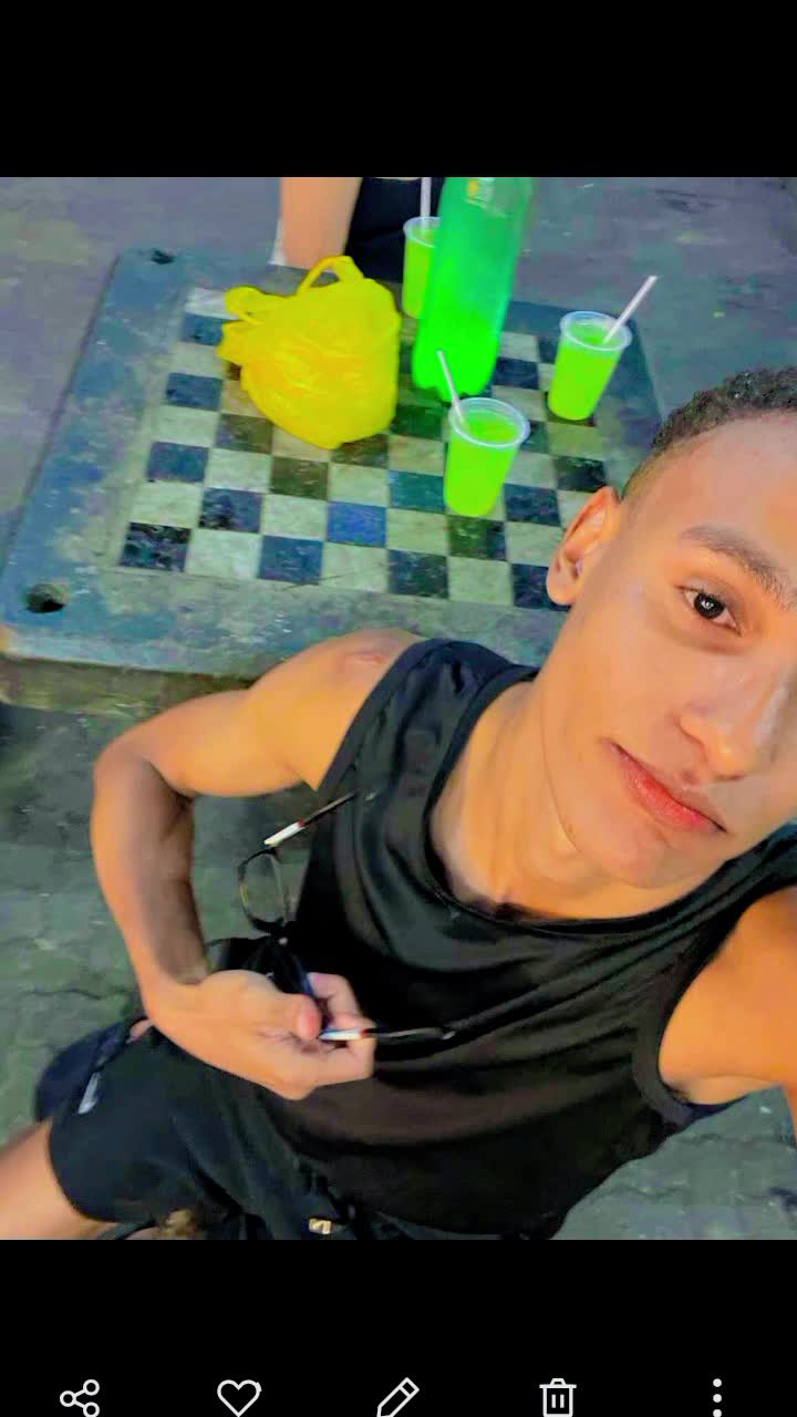 Selfie sensual de rapaz charmoso