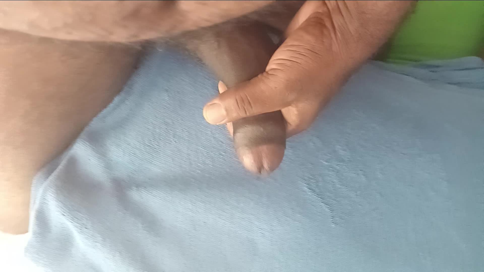 Masturbação e gozo em cena quente