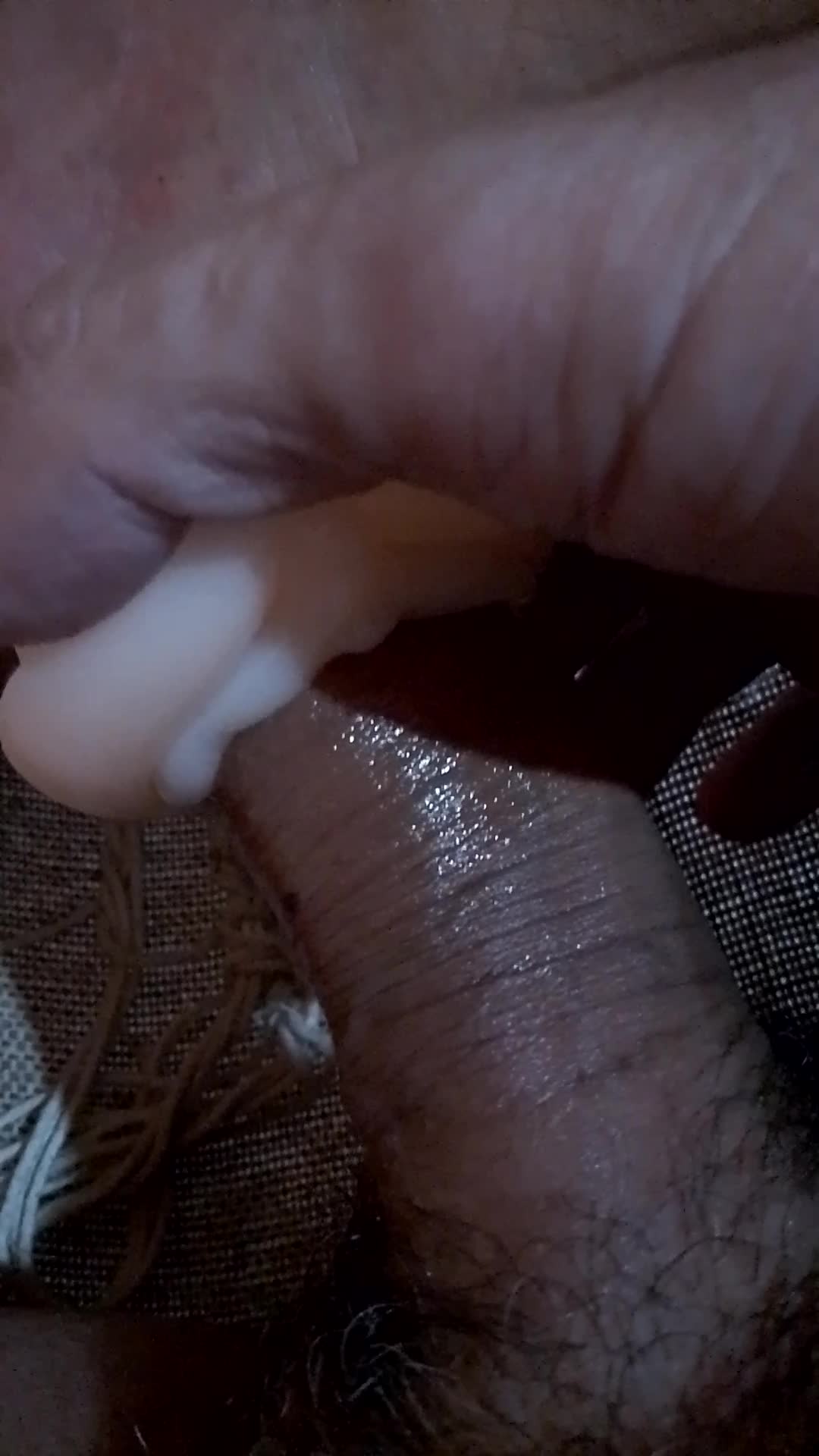 Masturbação e brinquedo erótico em cena quente