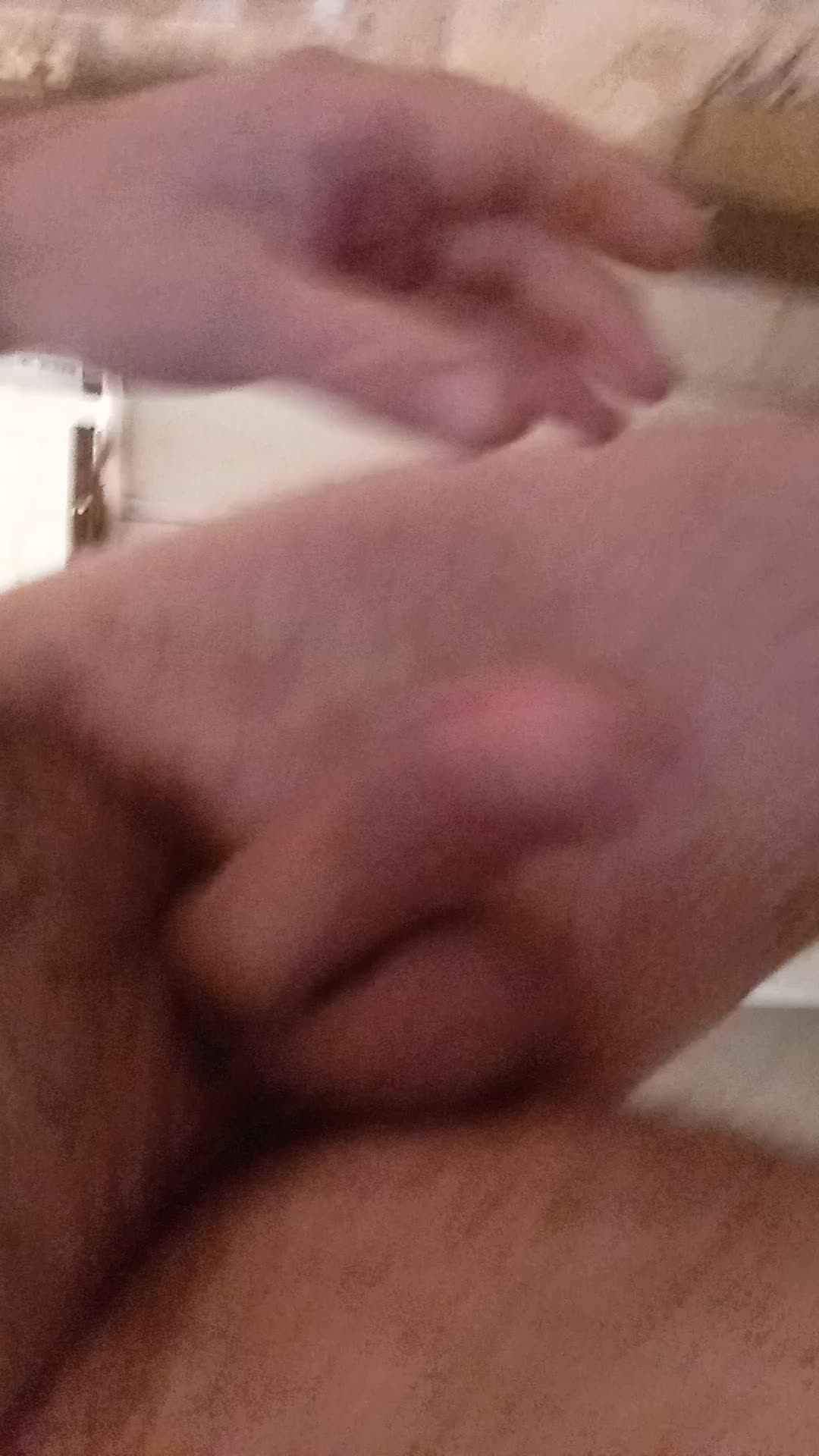 Masturbação sensual com toalha no banheiro