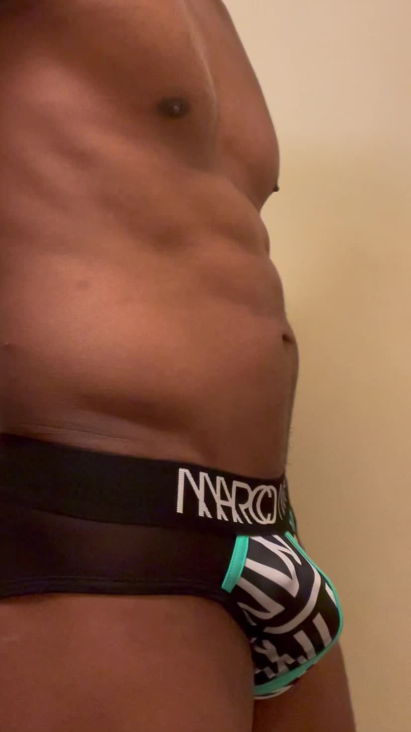 Homem sarado de cueca exibindo o corpo