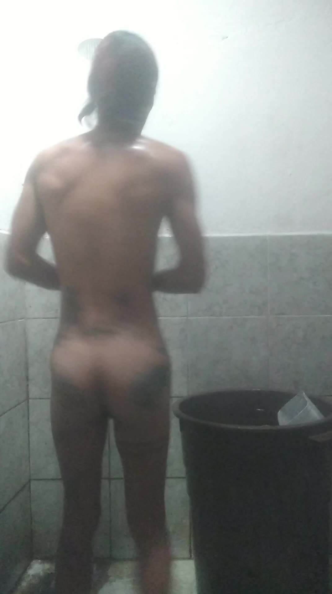 Homem sarado molhado no chuveiro exibindo corpo provocante, fetiches sarado, voyeurismo, exibicionismo
