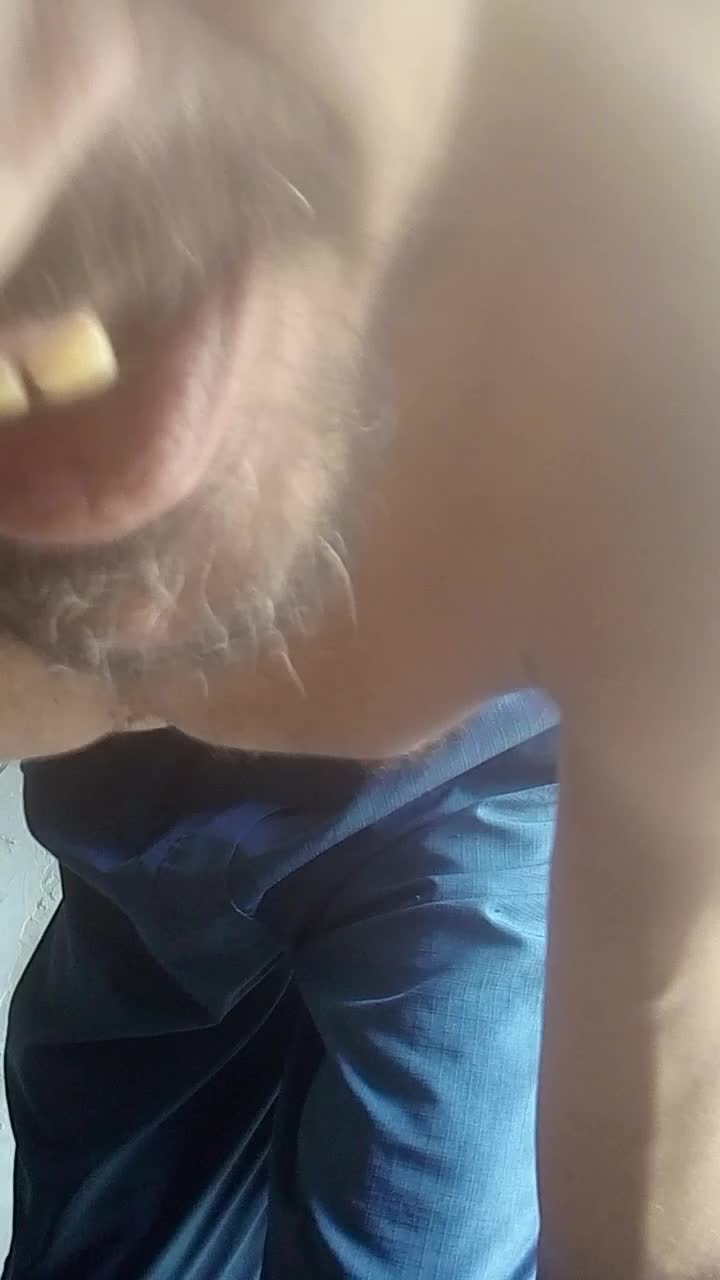 Gostoso exibindo bundinha e recebendo tapa na bunda