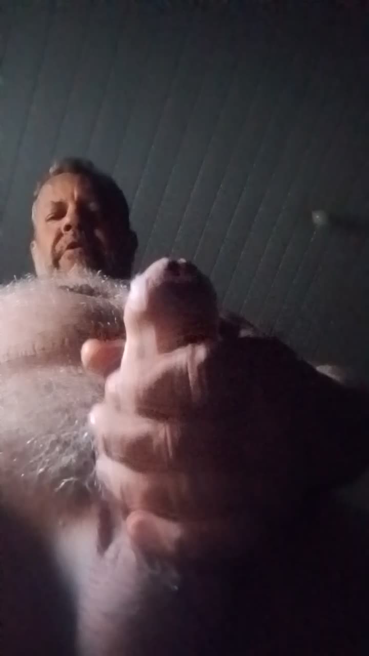 Homem barbudo e maduro se masturbando