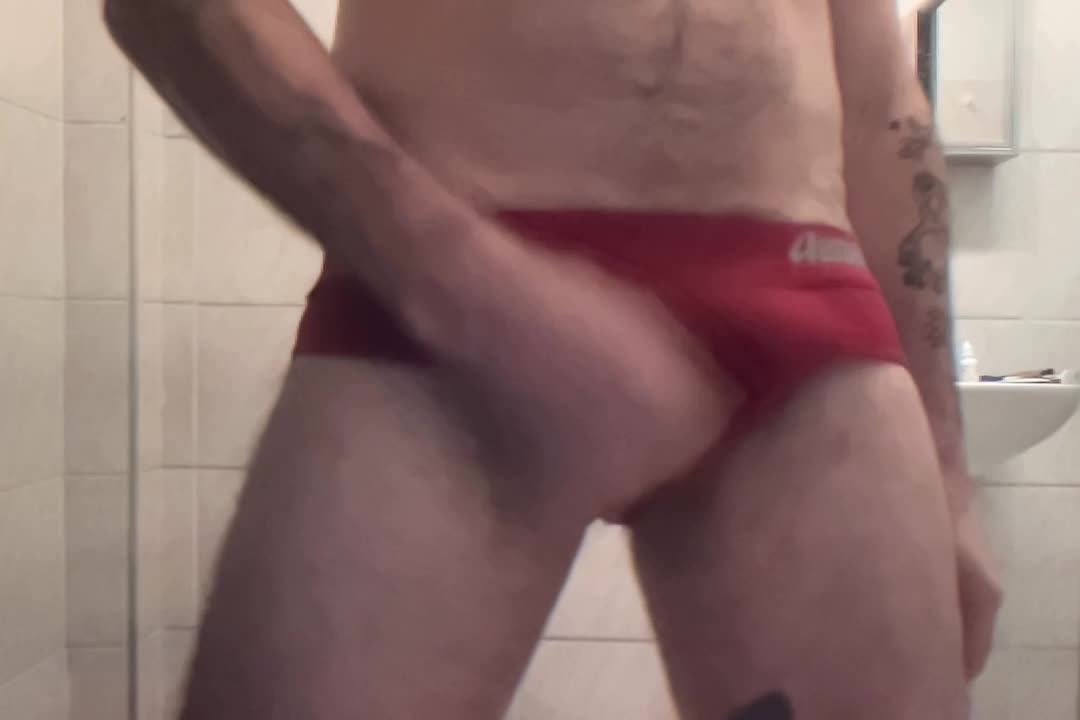 Masturbação e exibicionismo de homem tatuado