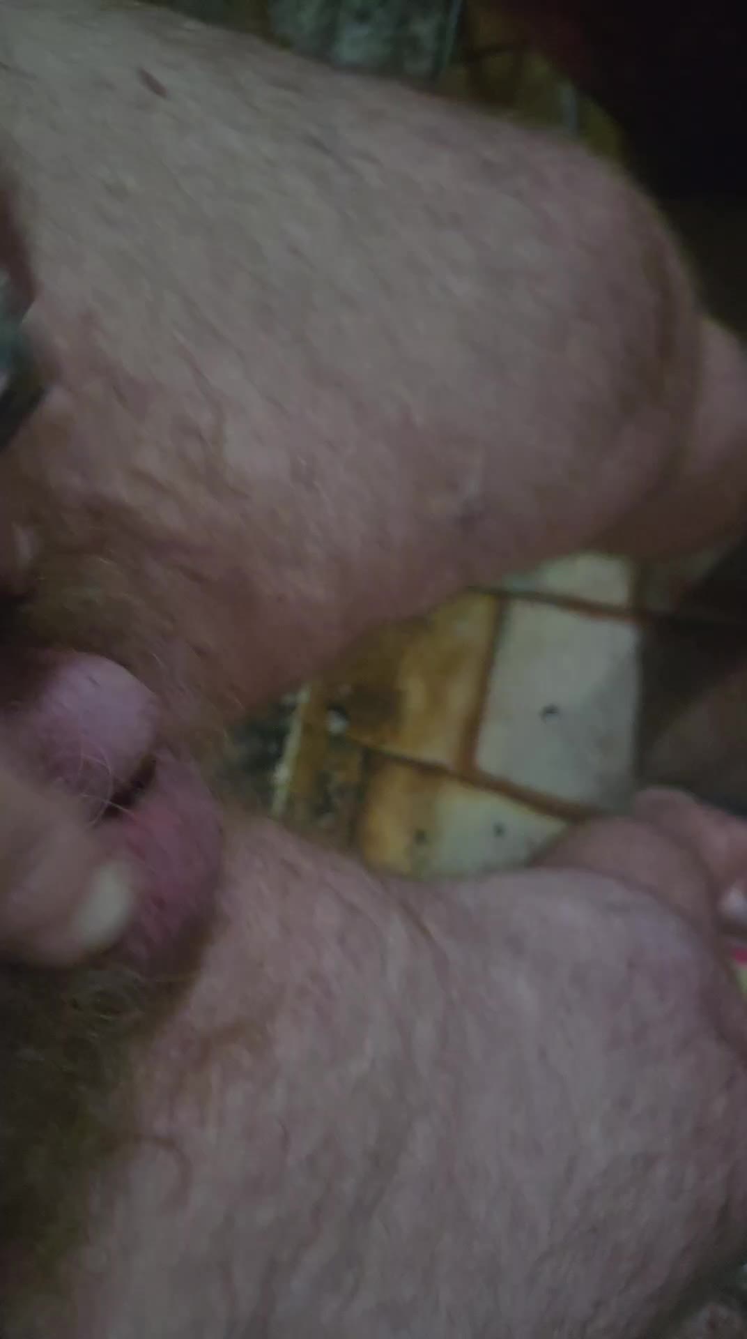 Masturbação e pênis em cena sensual