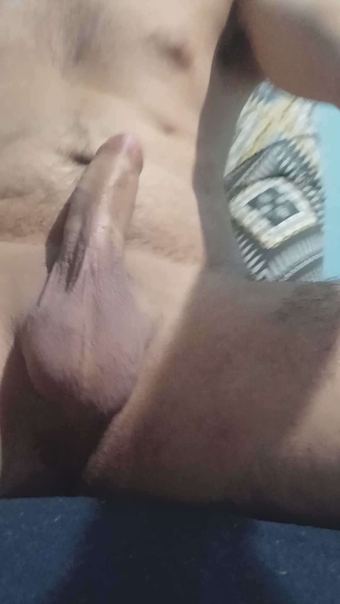 Masturbação solo masculino com peitoral peludo e pauzão