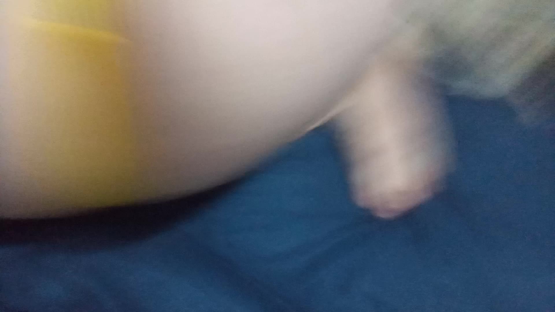 Mãos explorando com vibrador em close íntimo sensual