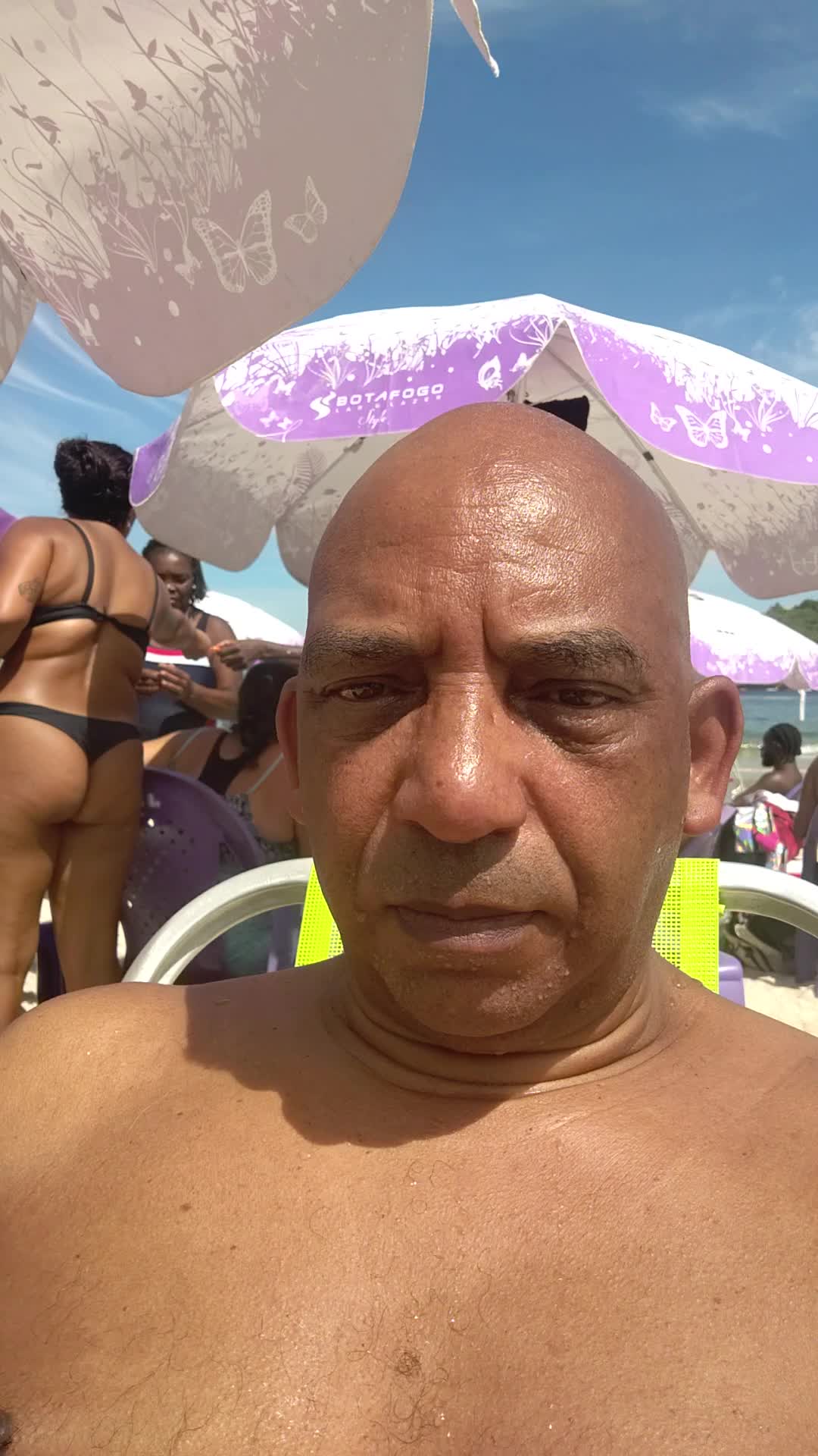 Homem exibicionista aproveitando o sol na praia