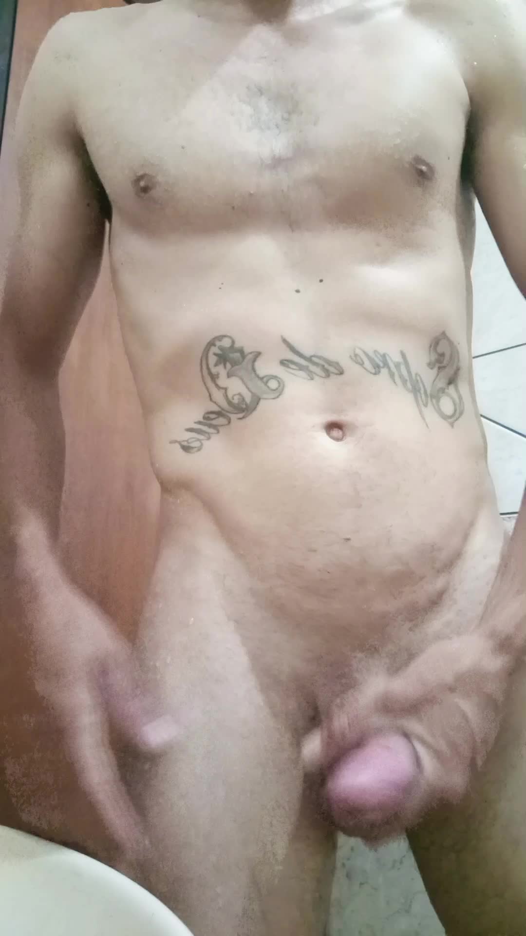 Masturbação, banheiro, homem tatuado