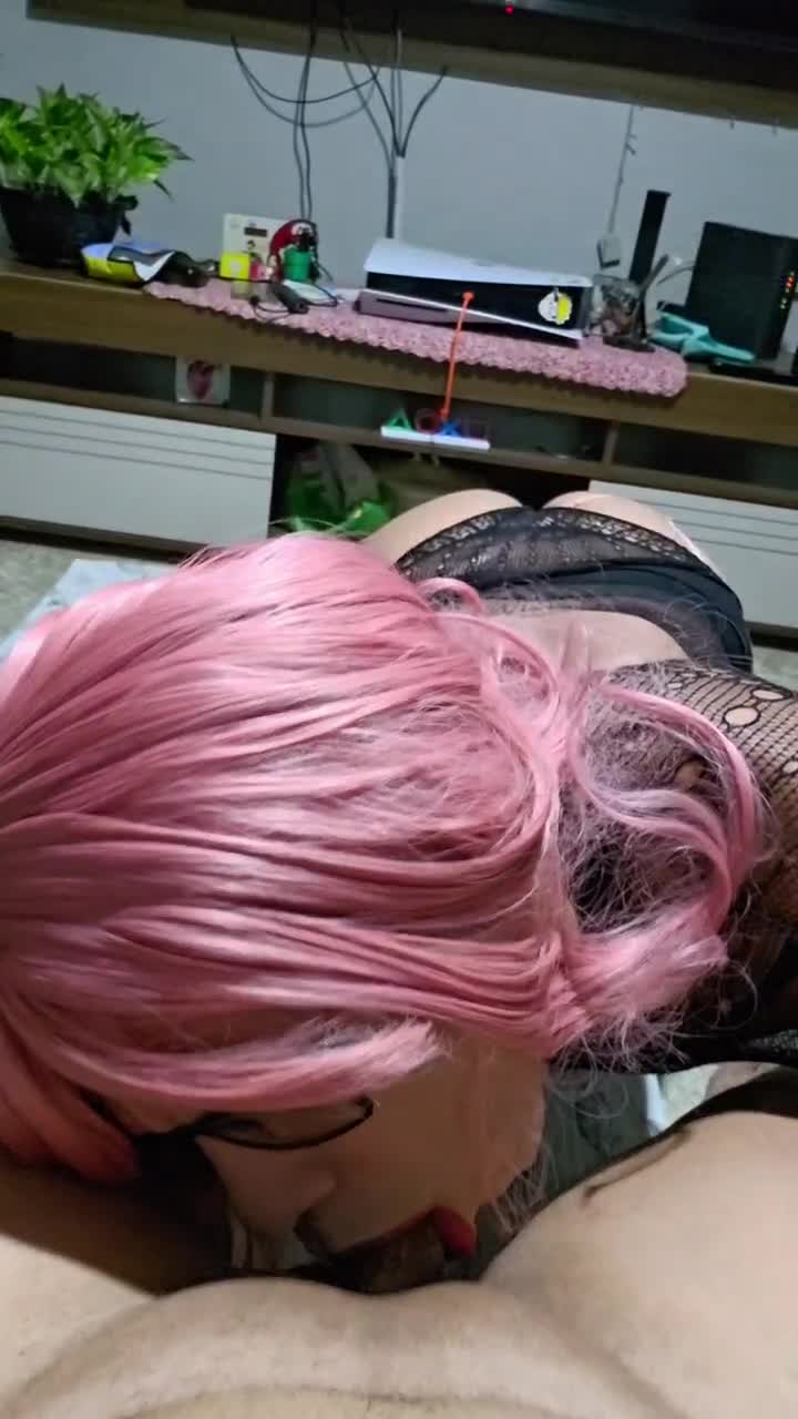 Sexo oral com garota de cabelo rosa e óculos