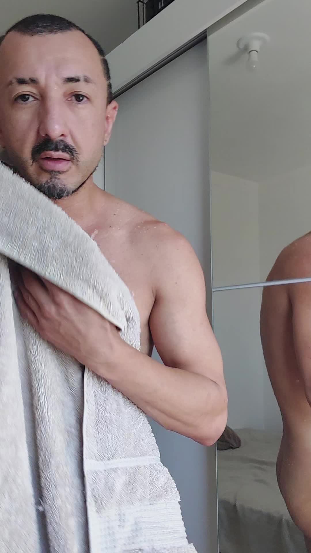 Homem sensual se masturbando pós-banho