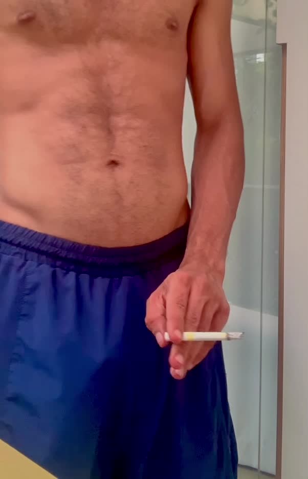 Masturbação masculina com close no corpo e pênis exposto