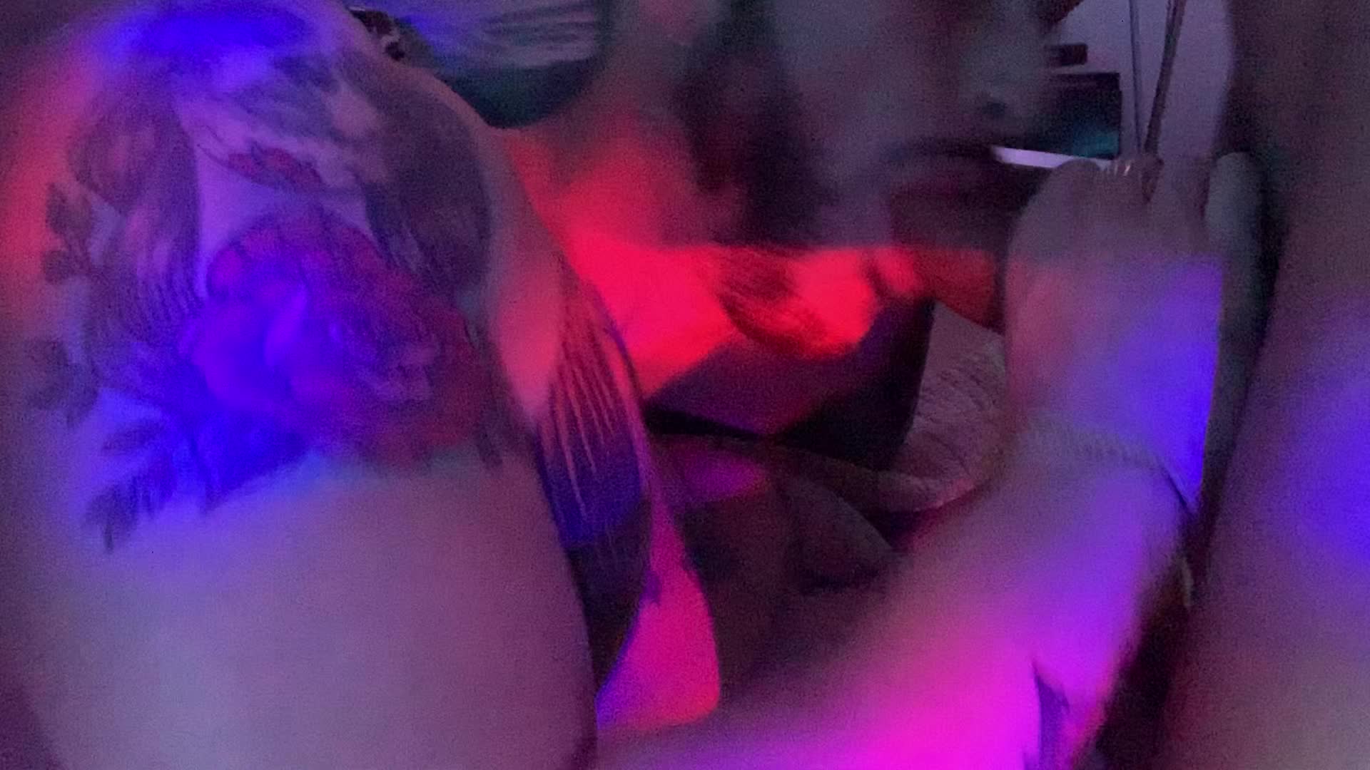 Cena com oral, beijo e pegação no clube gay