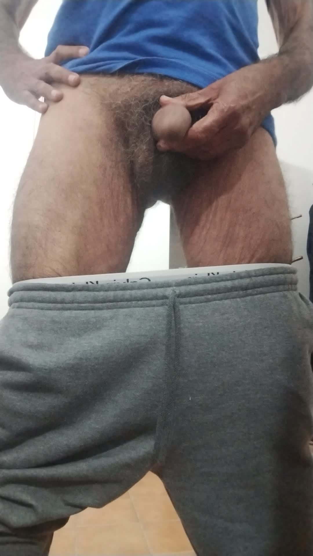 Masturbação masculina intensa e foco no pênis