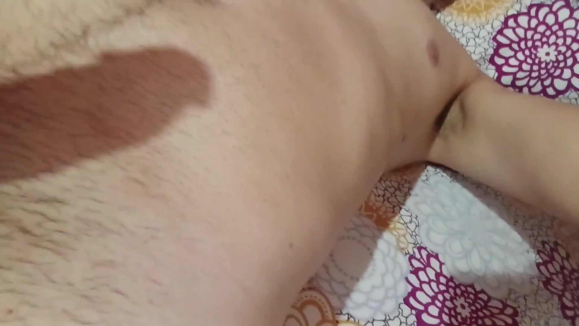 Masturbação e exibicionismo em momento íntimo caseiro