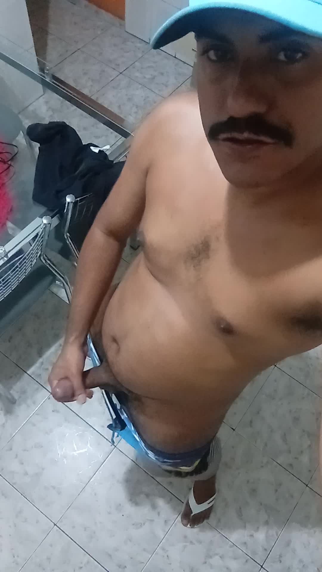 Homem exibindo corpo sem camisa, fetiches masturbação e exibicionismo