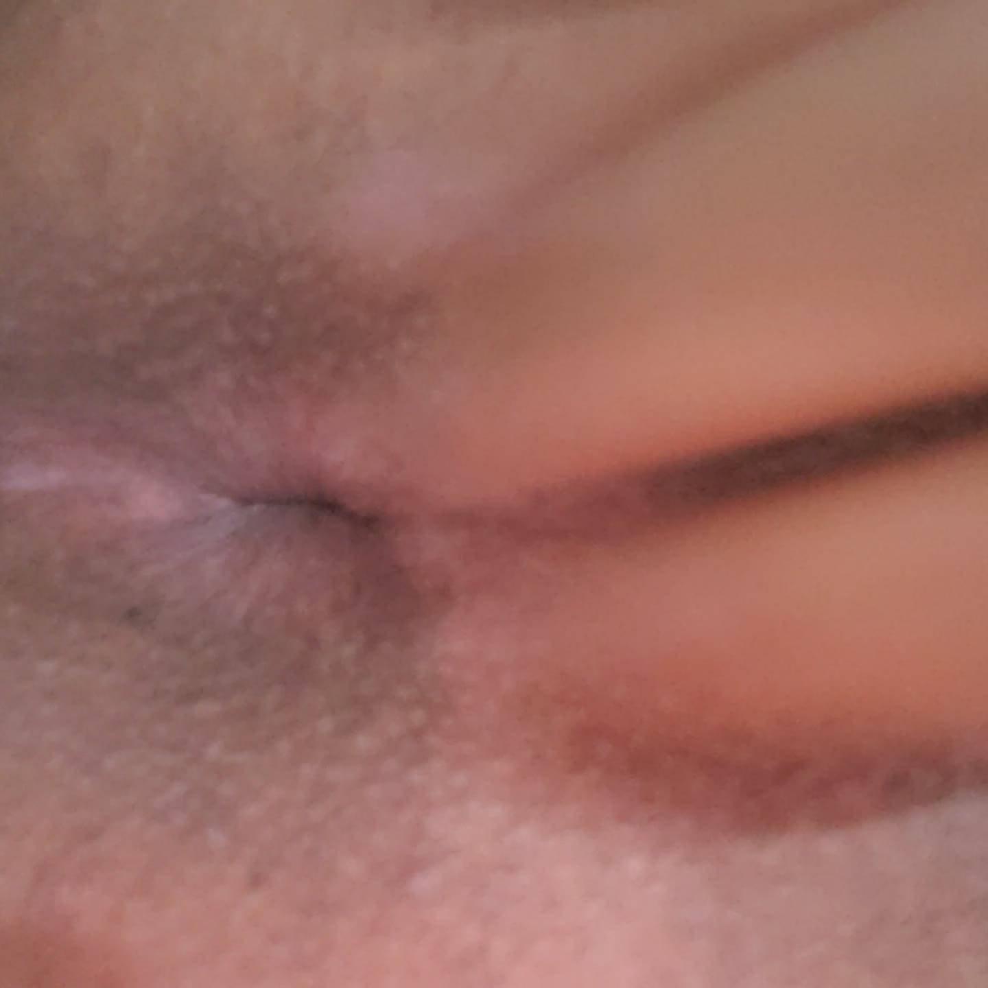 Toque sensual no ânus, prazer e carinho