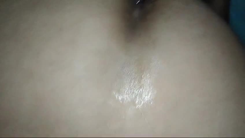 Cena sensual de penetração anal intensa