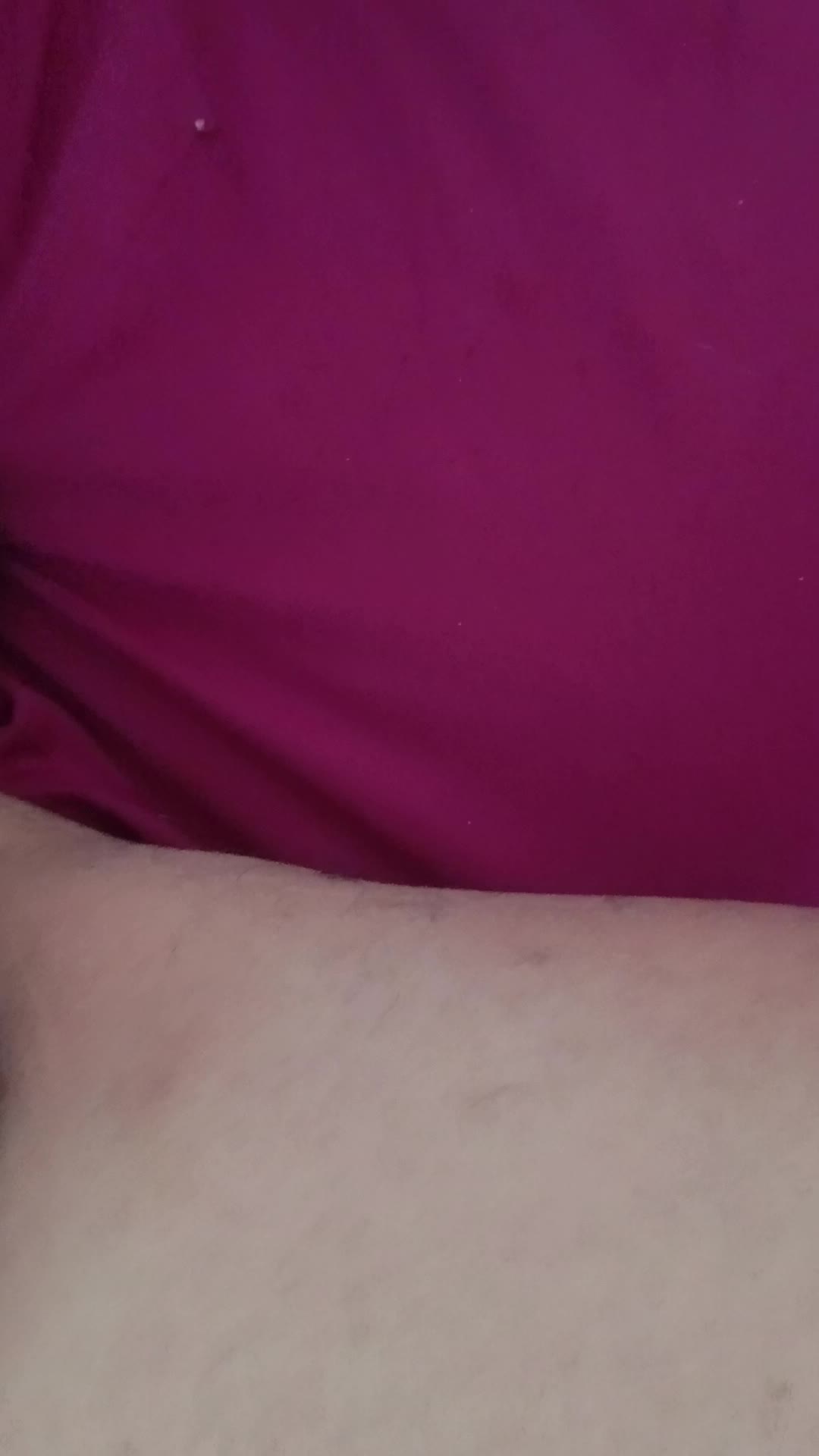Masturbação e brinquedo sexual em cena sensual