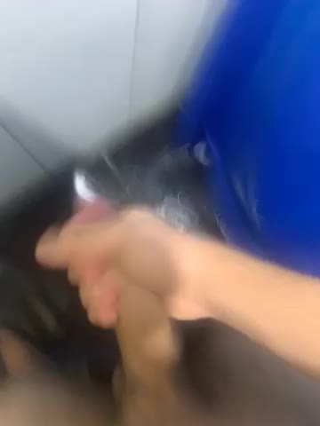 Masturbação solo masculino com orgasmo intenso