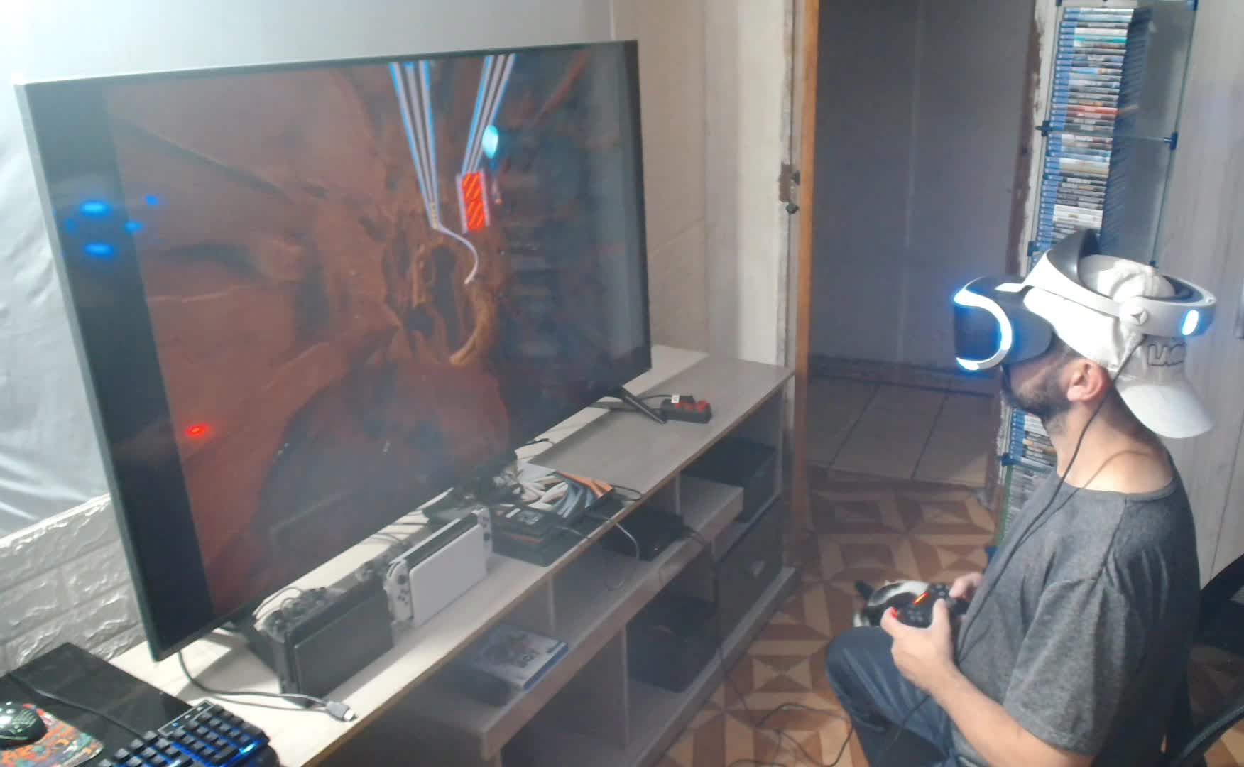 Homem sedutor jogando videogame com realidade virtual