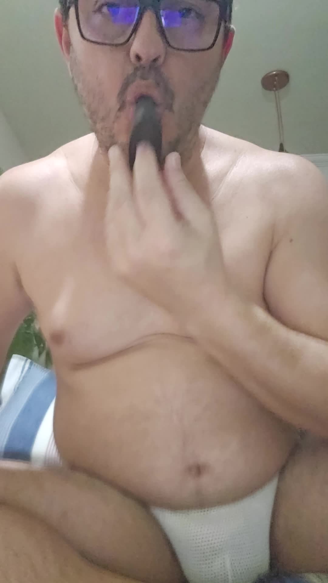 Plug anal e jockstrap branca em momento íntimo