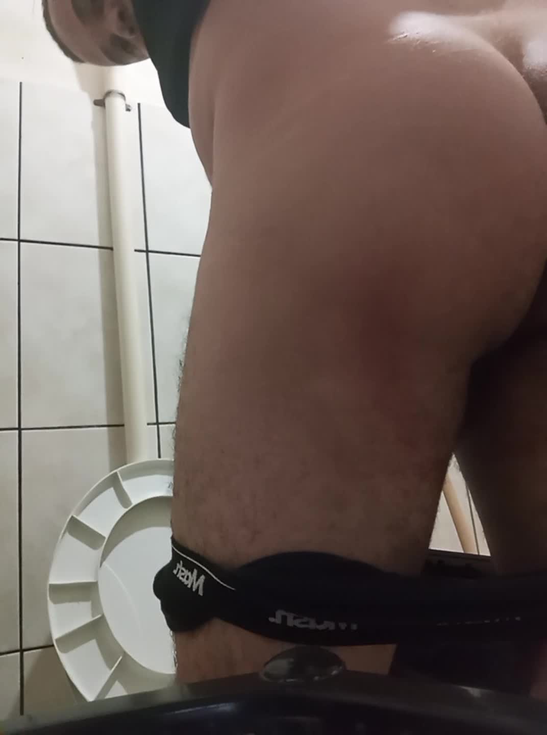Masturbação masculina sensual com close da glande