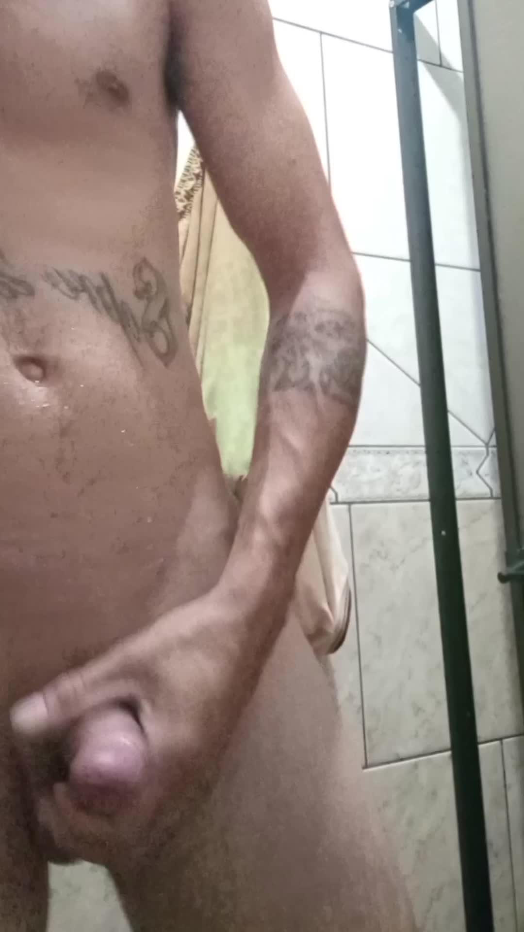 Masturbação no chuveiro com tatuagem