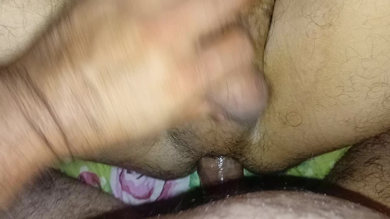Masturbação sensual com close no pênis e testículos