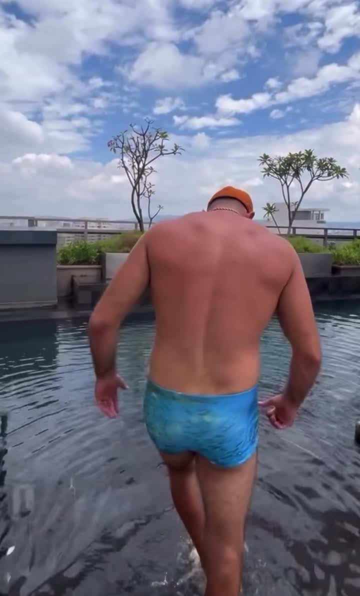 Gostoso de sunga azul exibindo tatuagens e corpo sarado