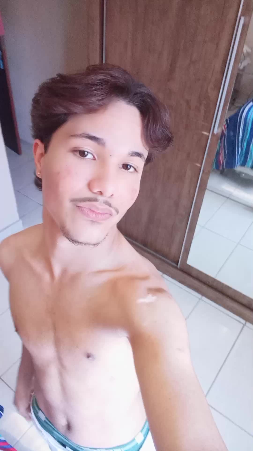 Rapaz exibindo corpo em frente ao espelho, fetiches exibicionismo e espelho
