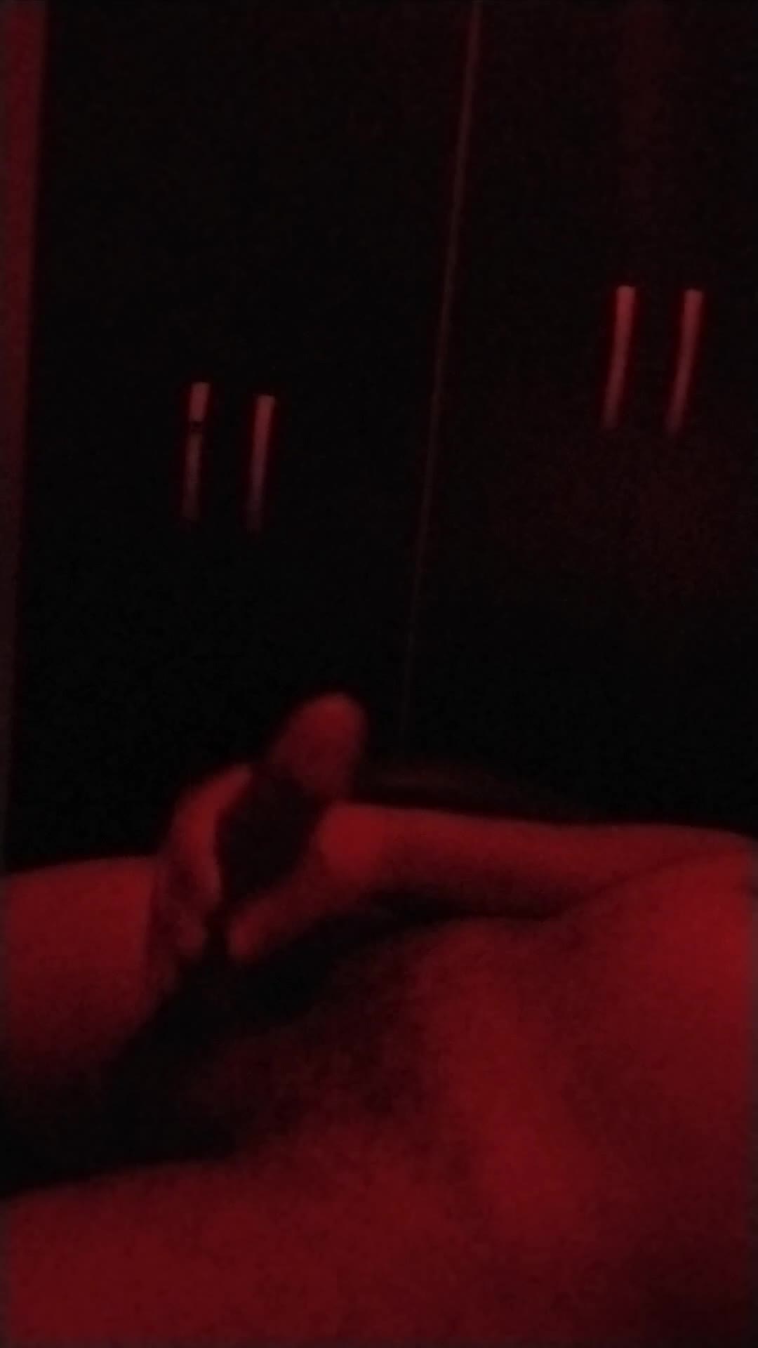 Masturbação masculina em close com luz vermelha