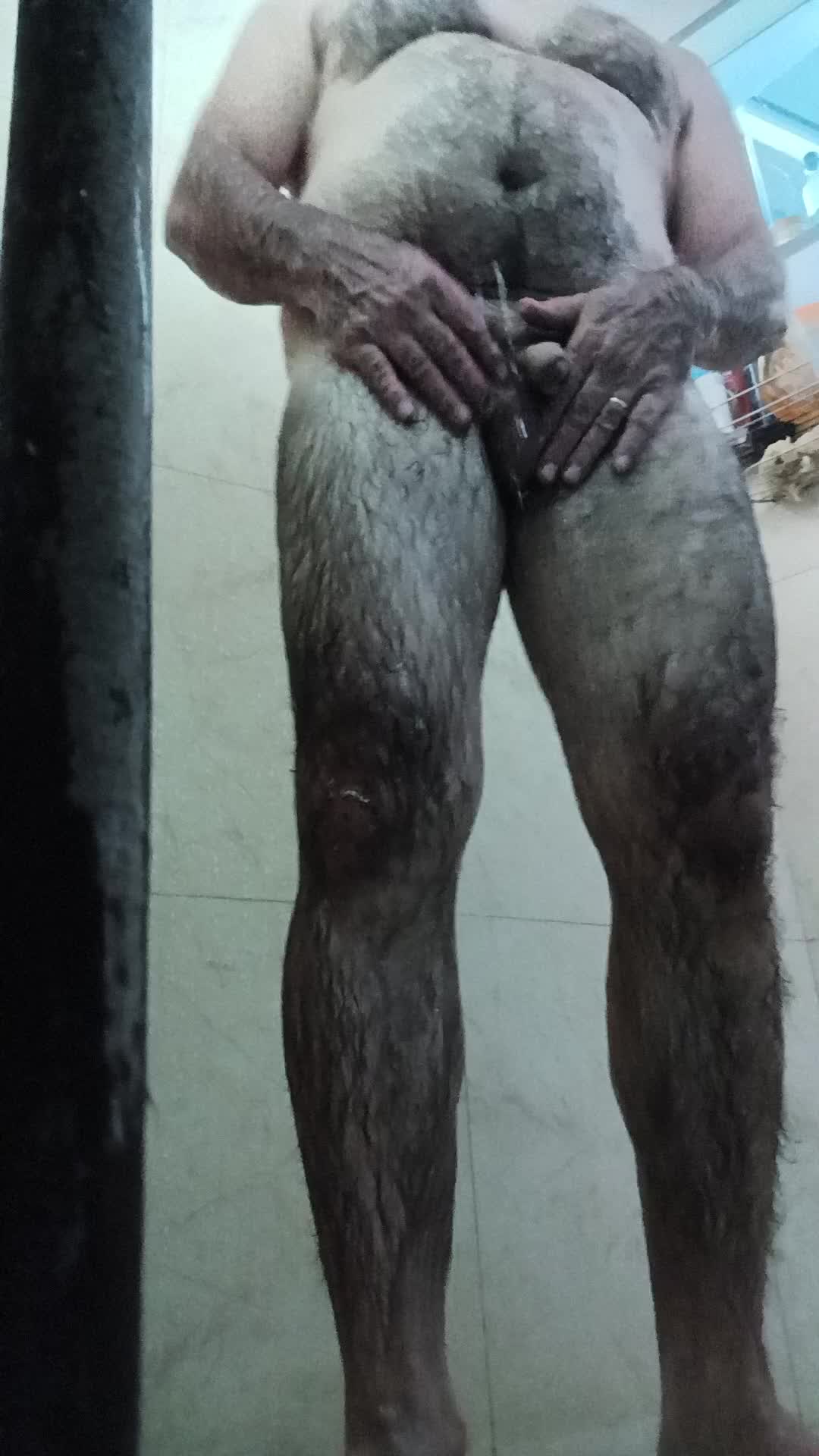 Banho sensual com corpo peludo e chuveiro