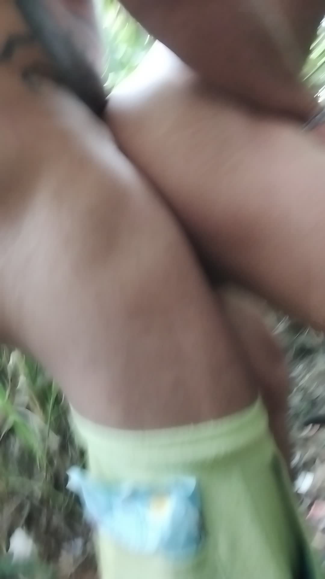 Cena excitante ao ar livre com dois garotos aproveitando o tesão e sexo anal