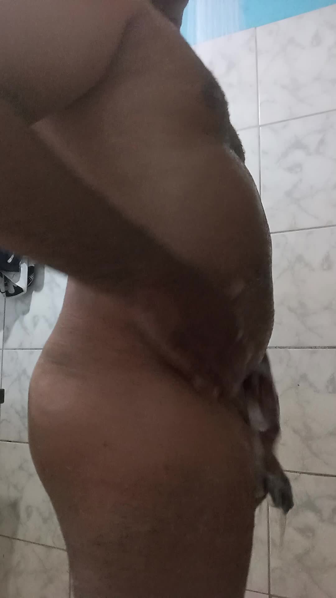Banho sensual com exibicionismo, masturbação e prazer