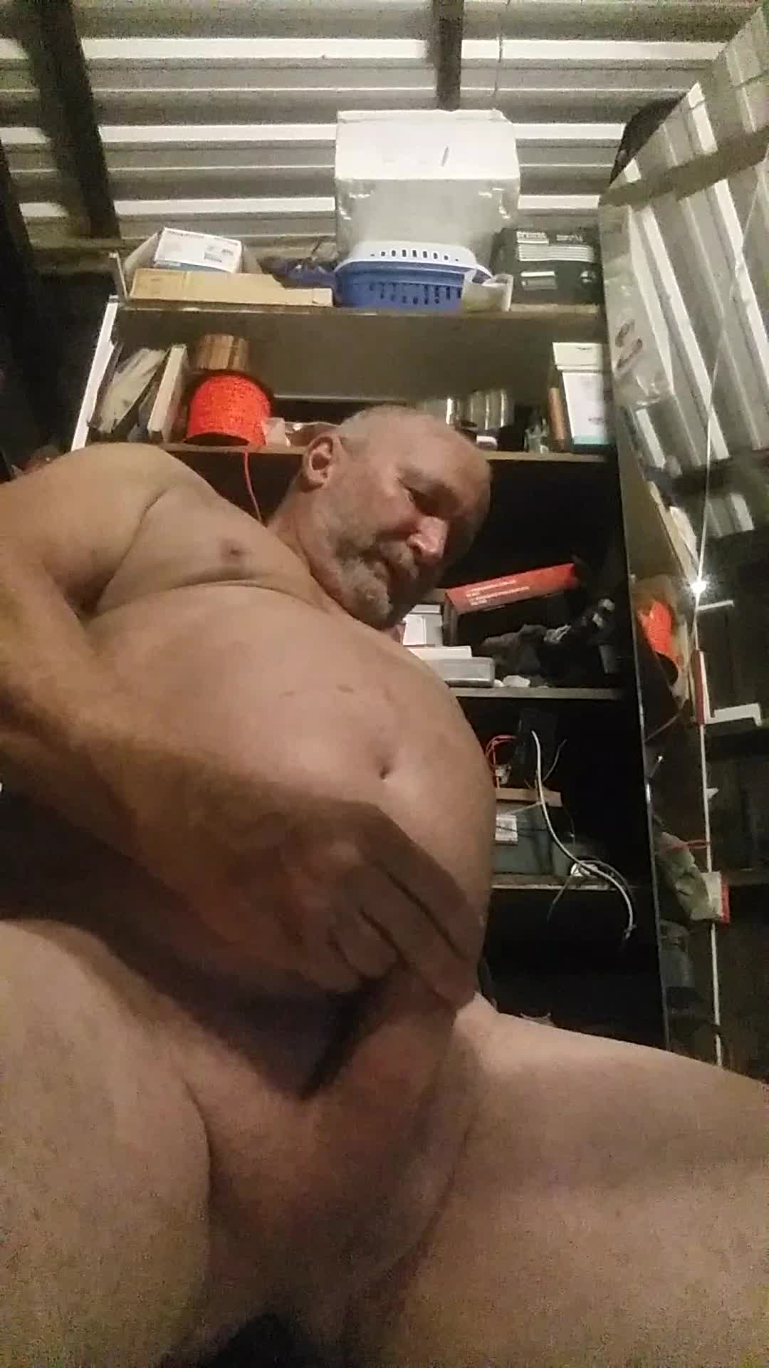 Masturbação, orgasmo masculino e gemidos de urso maduro