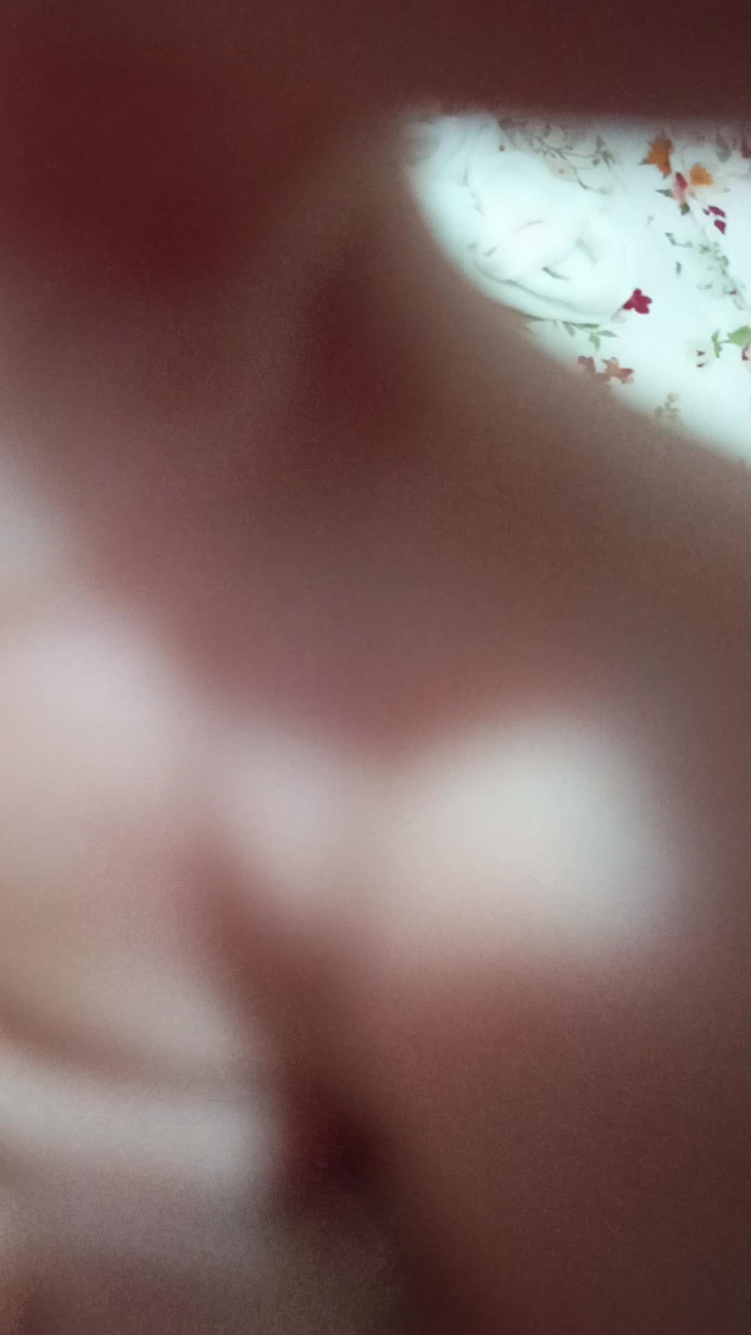 Corpo masculino sensual exibindo axilas e costas